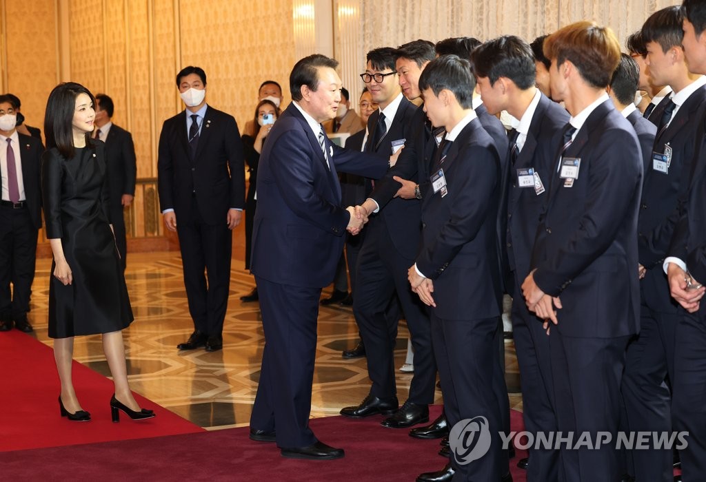 الرئيس يون سيوك-يول يلتقي المنتخب الكوري الجنوبي