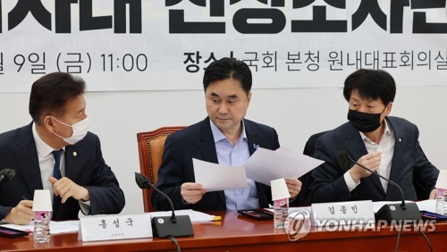 의원들과 이야기하는 김종민 김진태발 금융위기사태 진상조사단장