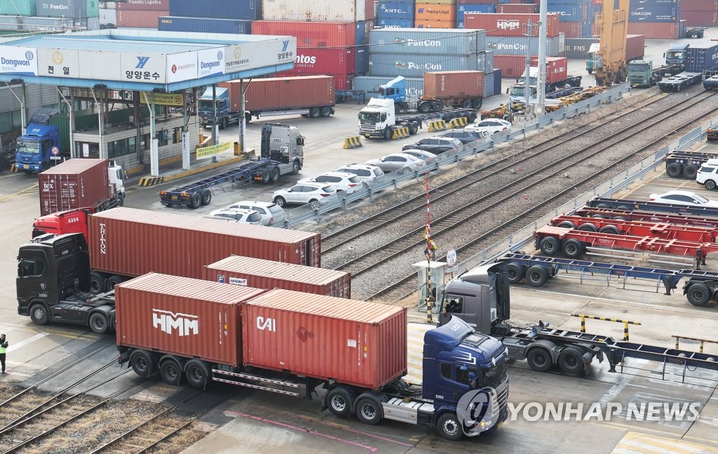 スト終了を受け、トラックなどが動き始めたソウル近郊・京畿道義王市の内陸コンテナ基地＝（聯合ニュース）