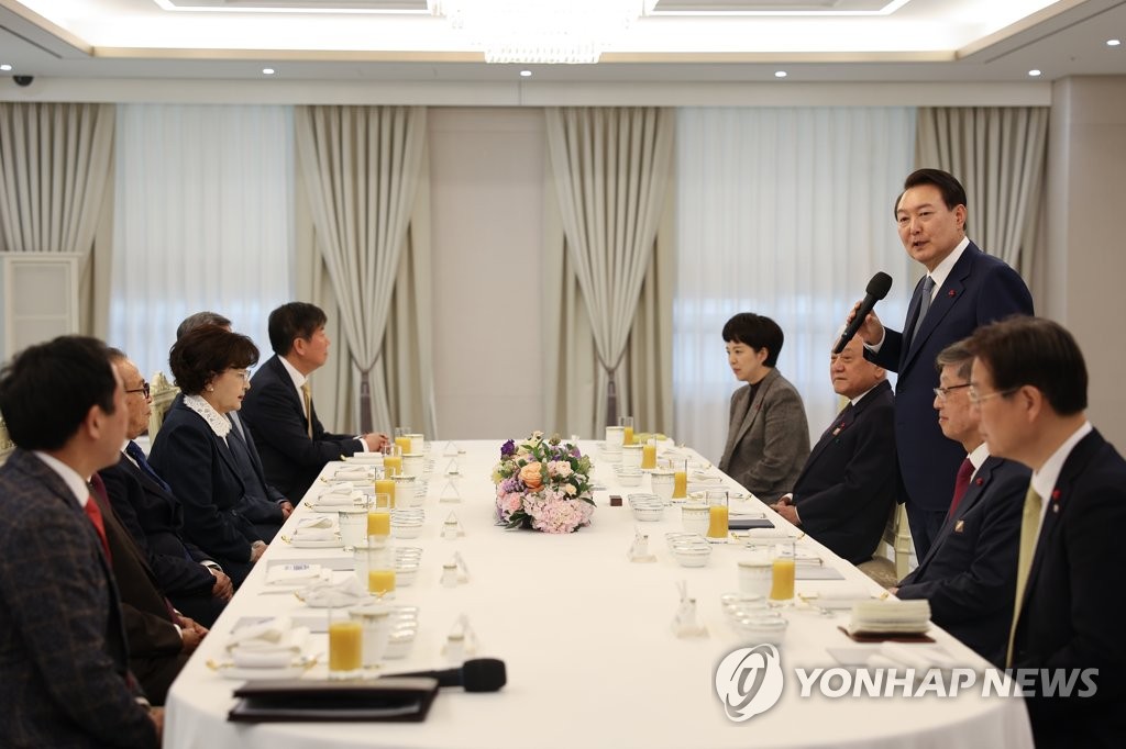 Yoon meets nat'l integration committee's advisers