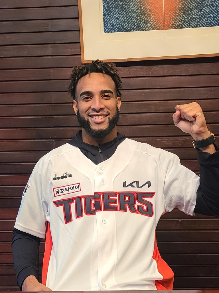 Pitcher Adonis Medina poses in the Kia Tigers uniform after signing with the Korea Baseball Organization club on Dec. 11, 2022, in this photo provided by the Tigers. (PHOTO NOT FOR SALE) (Yonhap)
