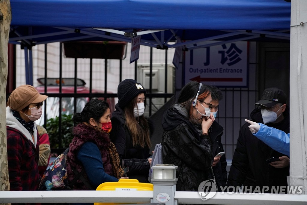 병원 입구서 코로나19 항원 검사 받는 상하이 시민들