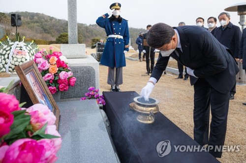 포스코그룹 경영진, 박태준 명예회장 11주기 현충원 참배