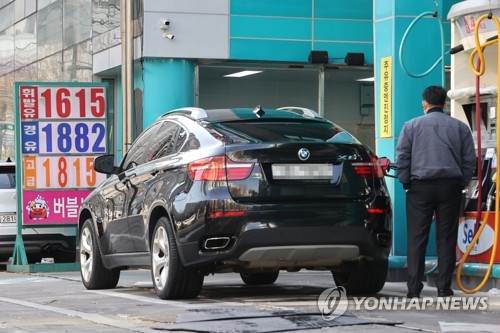 사진은 서울 시내 주유소에서 주유 중인 차량. [연합뉴스 자료사진]