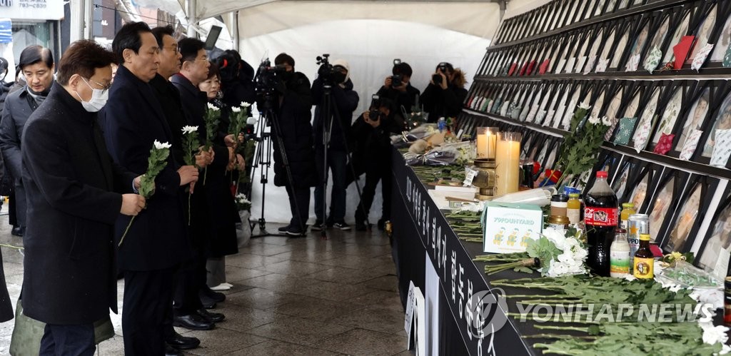 Members of a special parliamentary committee on probing the Itaewon tragedy pay tribute at a temporary altar for victims near the accident site in Seoul on Dec. 21, 2022. (Pool photo) (Yonhap)