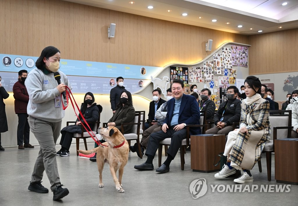 盲導犬訓練学校でセロミの育て方について説明を受ける尹大統領夫妻（大統領室提供）＝（聯合ニュース）≪転載・転用禁止≫