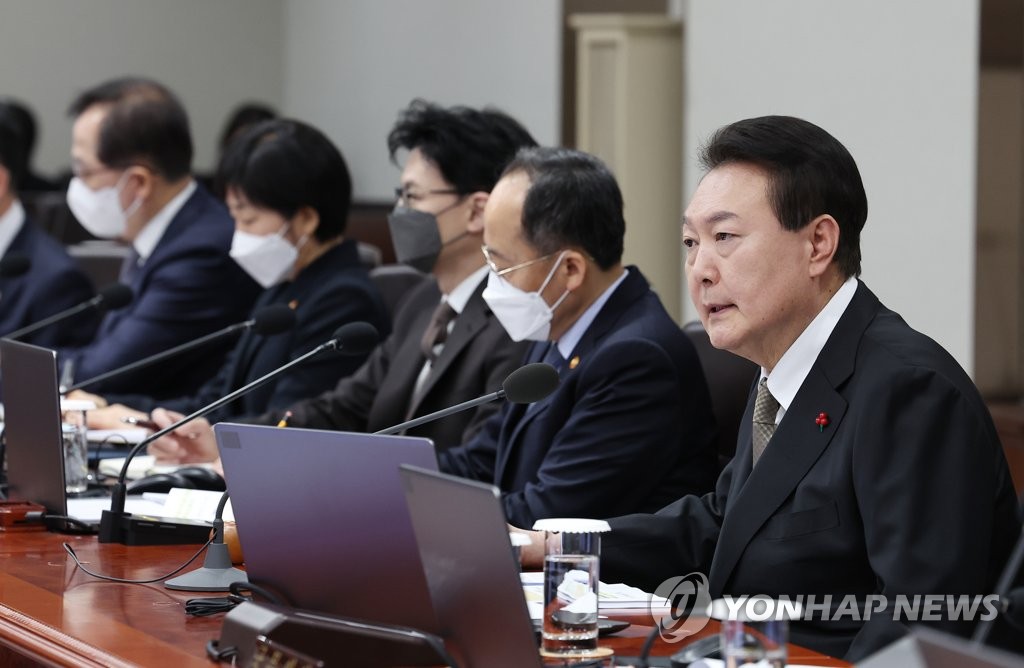 President Yoon Suk Yeol (far R) speaks during a Cabinet meeting at the presidential office in Seoul on Dec. 27, 2022. (Yonhap)