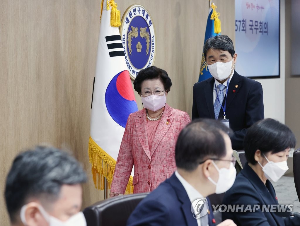 이배용 국가교육위원회 위원장이 지난해 12월 27일 서울 용산 대통령실 청사에서 열린 국무회의에 배석자로 참석, 이주호 사회부총리 겸 교육부 장관과 함께 인사를 다니고 있다. [연합뉴스 자료사진. 재판매 및 DB 금지]
