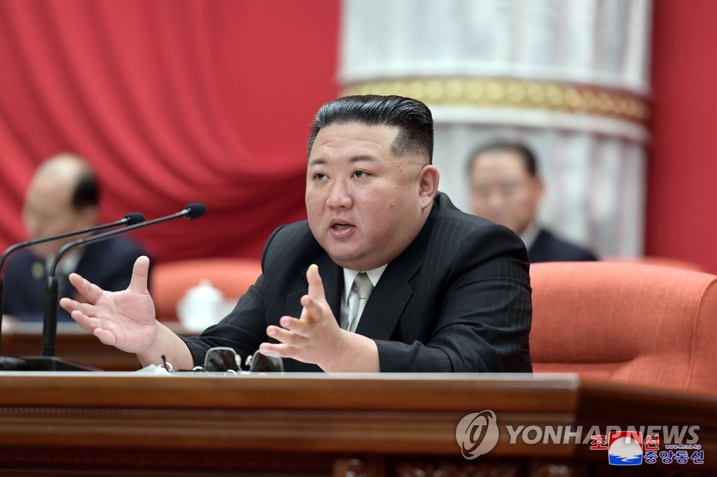 북한, 전원회의에서 연설하는 김정은 국무위원장
