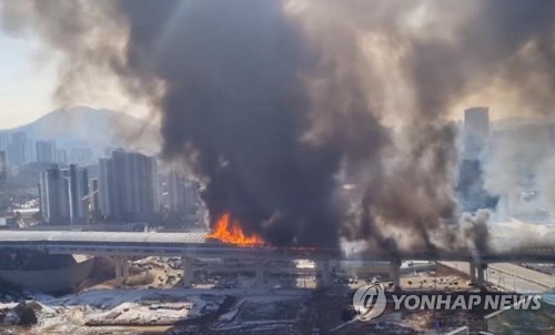 This photo, provided by a news reader, shows a fire engulfing a noise-barrier tunnel in the Gwacheon section of the Second Gyeongin Expressway on Dec. 29, 2022. (PHOTO NOT FOR SALE) (Yonhap)