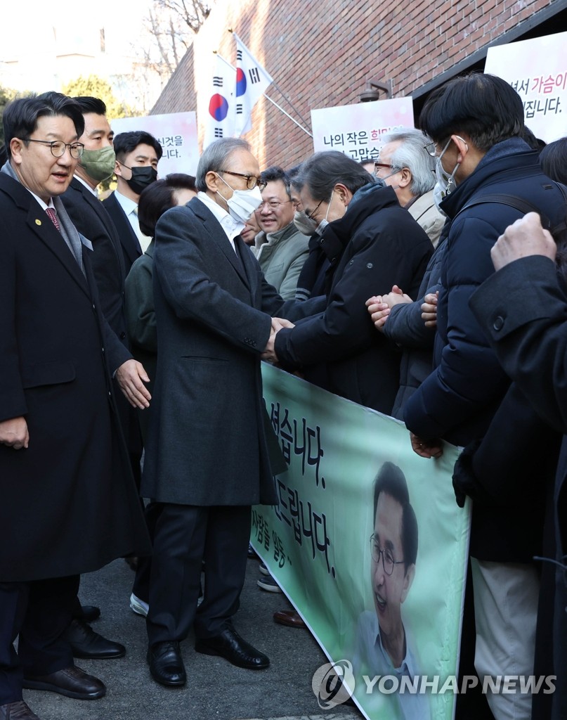 Former President Lee Myung-bak meets his supporters as he returns home from Seoul University Hospital in the capital on Dec. 30, 2022, following a special pardon for corruption from the Yoon Suk Yeol government on Dec. 27 that canceled the remaining 15 years of his 17-year prison term. Lee had been hospitalized due to diabetes and other chronic ailments. (Yonhap)