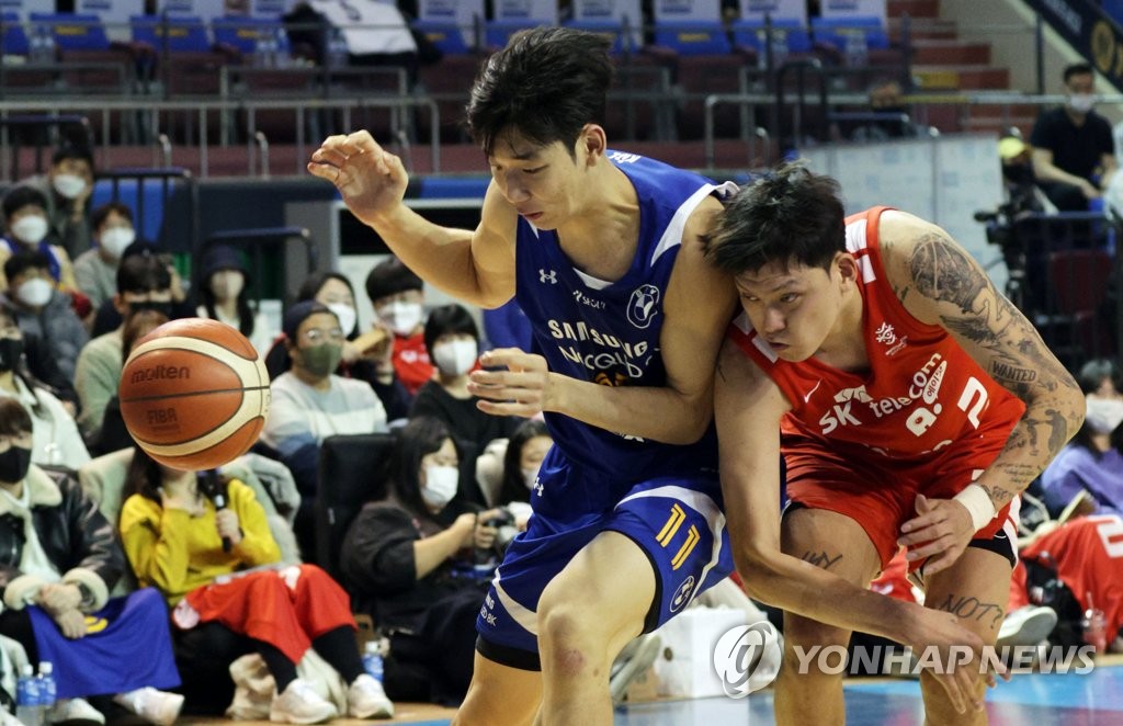 드리블 돌파 시도하는 이원석