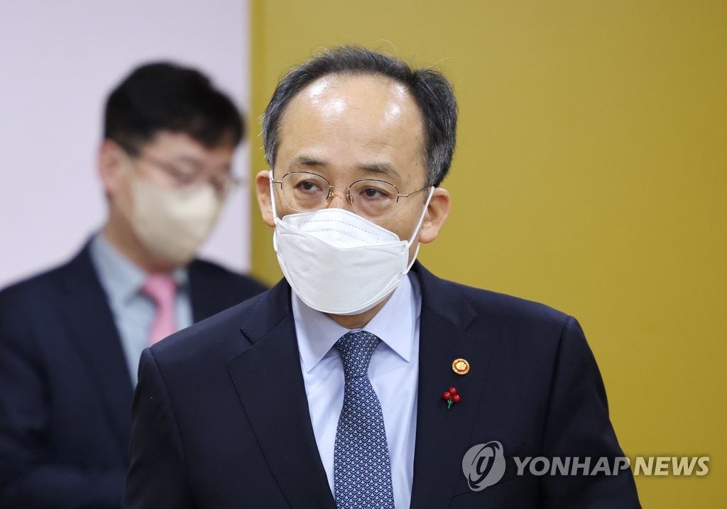Finance Minister Choo Kyung-ho enters the venue of a meeting held in the central city of Sejong on Jan. 4, 2023. (Yonhap)
