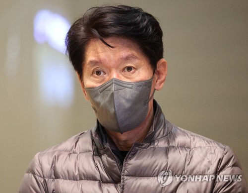Lee Kang-chul, manager of the South Korean national baseball team, speaks to reporters at Incheon International Airport, west of Seoul, on Jan. 5, 2023, before departing for Australia on a scouting trip in preparation for the World Baseball Classic. (Yonhap)