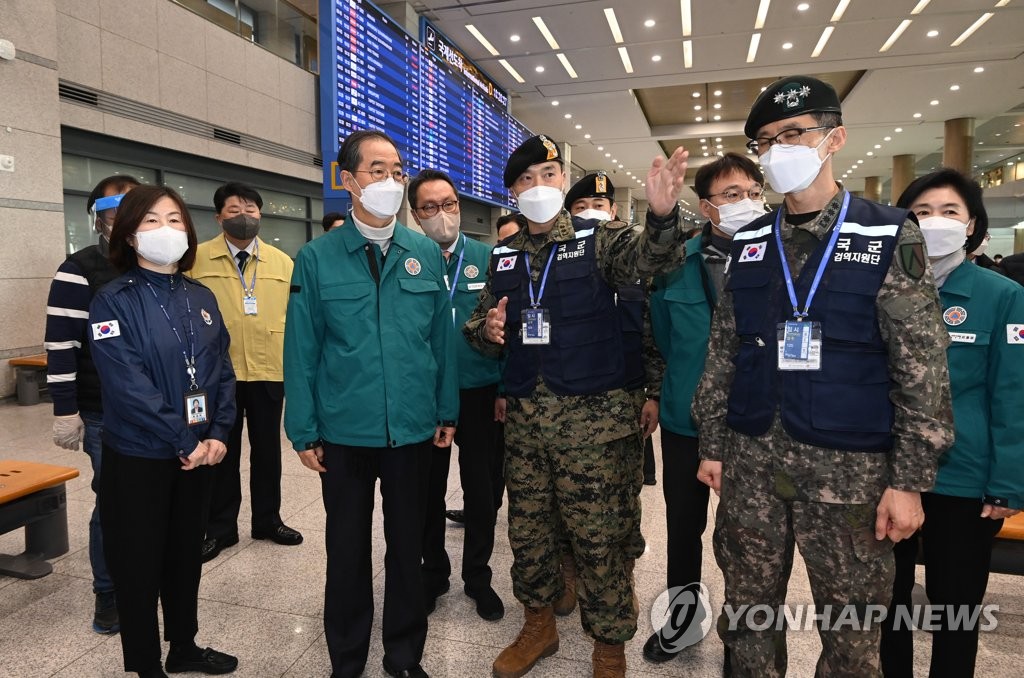 Le Premier ministre Han Duck-soo inspecte les mesures antivirus à l'aéroport international d'Incheon le vendredi 6 janvier 2023, alors que le gouvernement a imposé des restrictions aux voyageurs en provenance de Chine en raison du bond de cas de nouveau coronavirus (Covid-19) là-bas.