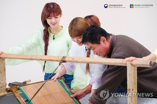 ＮｅｗＪｅａｎｓが出演した韓紙の広報動画の一部（韓国工芸・デザイン文化振興院提供）＝（聯合ニュース）≪転載・転用禁止≫