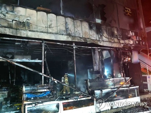 삼척 3층 건물서 불…50대 남녀 연기흡입 이송