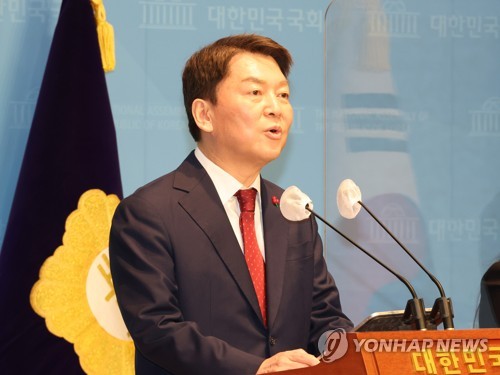 Ruling People Power Party (PPP) Rep. Ahn Cheol-soo declares his bid to run for party chairmanship in a press conference at the National Assembly on Jan. 9, 2023. (Yonhap)