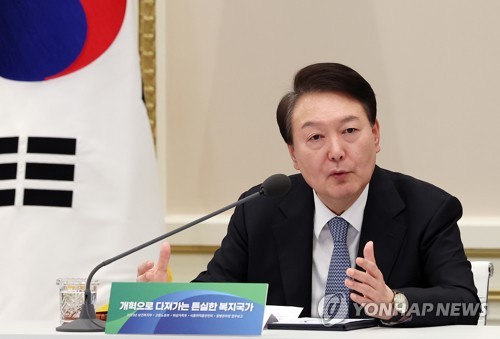 El presidente, Yoon Suk Yeol, recibe un informe de políticas de los ministerios de Salud y Bienestar Social, de Empleo y Trabajo, de Igualdad de Género y Familia, de Seguridad de los Alimentos y Medicamentos y de la KDCA, el 9 de enero de 2023, en el antiguo recinto presidencial, Cheong Wa Dae.