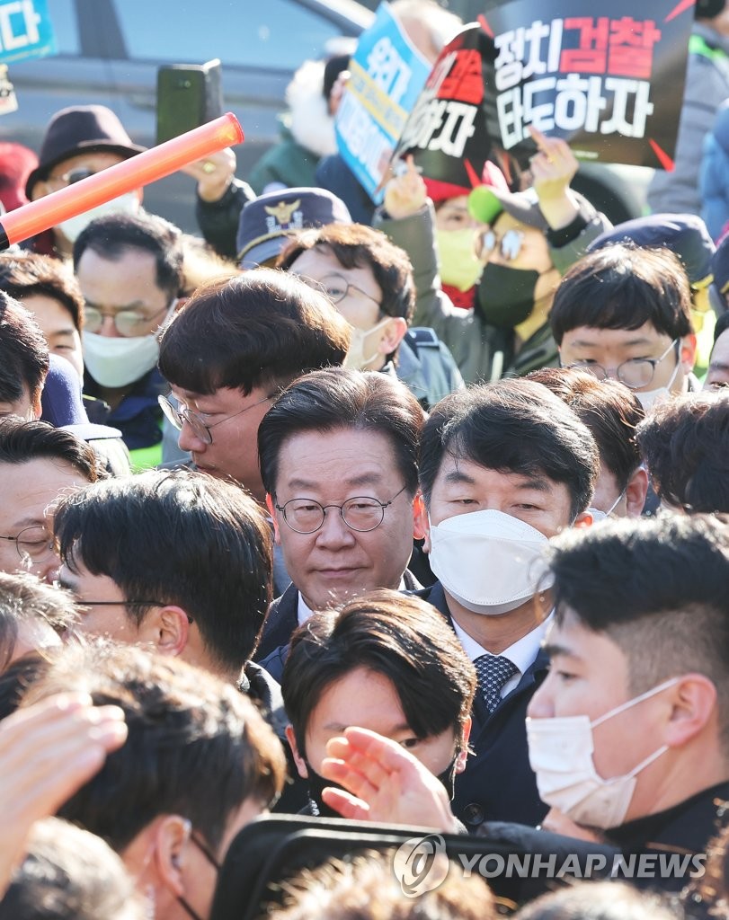 Opposition leader appears for questioning in bribery probe Yonhap