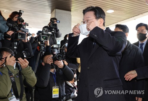 '성남FC 후원금 의혹' 관련 검찰 출석하는 이재명 대표