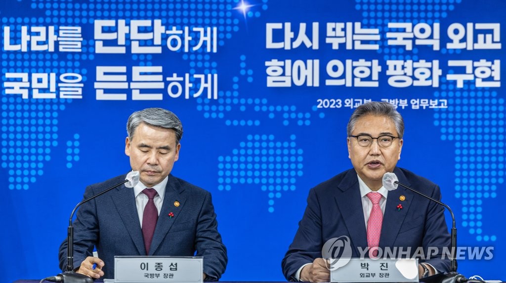 Le ministre des Affaires étrangères Park Jin (à dr.) et le ministre de la Défense Lee Jong-sup donnent le mercredi 11 janvier 2023 une conférence de presse conjointe au complexe gouvernemental à Séoul après avoir rapporté leurs politiques pour la nouvelle année au président Yoon Suk Yeol.