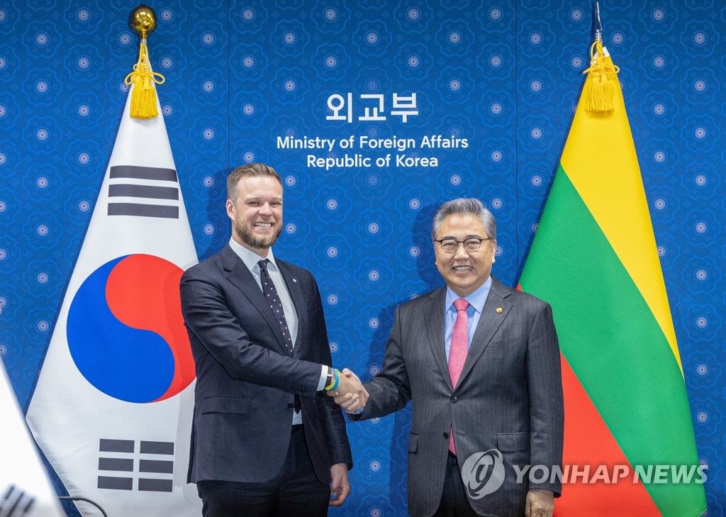 Les chefs des diplomaties sud-coréenne et lituanienne tiennent une réunion bilatérale