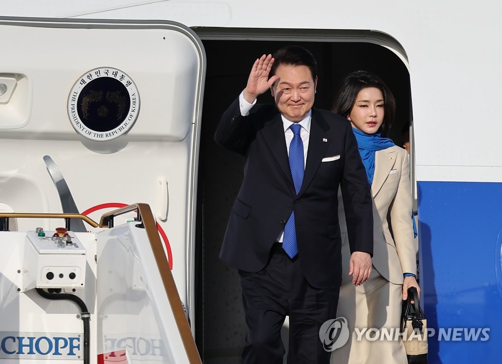 El presidente surcoreano, Yoon Suk Yeol (izda.), y la primera dama, Kim Keon Hee, llegan, el 14 de enero de 2023 (hora local), al Aeropuerto Internacional de Abu Dabi, en Abu Dabi, los Emiratos Árabes Unidos.