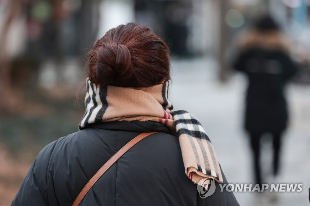 추위에 움츠러든 시민들