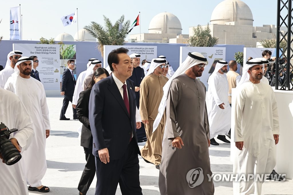 韓国の尹錫悦（ユン・ソクヨル）大統領（中央左）は今月１６日、国賓訪問中のＵＡＥでバラカ原発３号機の完成記念式典に出席した（資料写真）＝（聯合ニュース）
