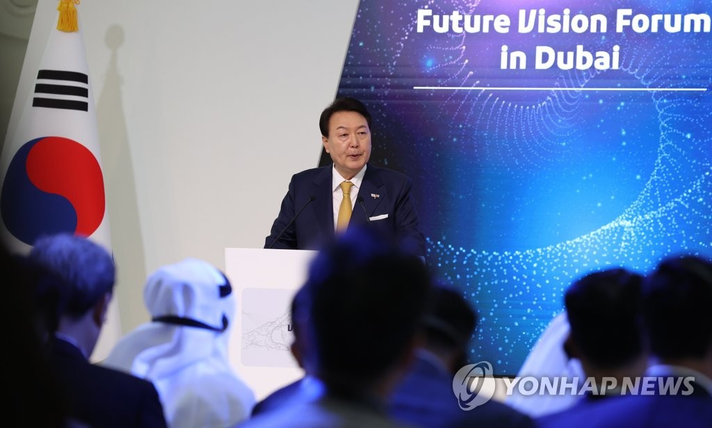 El presidente surcoreano, Yoon Suk Yeol, pronuncia un discurso, el 17 de enero de 2023 (hora local), en el Foro de Visión Futura, en el Museo del Futuro, en Dubái.