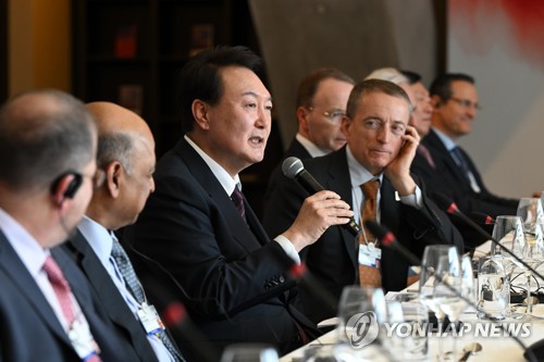 El presidente surcoreano, Yoon Suk Yeol (3º por la izda.), habla durante un almuerzo de trabajo con un grupo de directores ejecutivos de conglomerados surcoreanos y de otras compañías multinacionales, celebrado, el 18 de enero de 2023 (hora local), en Davos, Suiza.