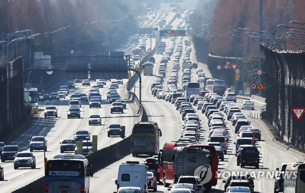 帰省ラッシュで高速道路渋滞