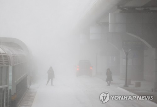 済州国際空港前の道路＝２４日、済州（聯合ニュース）