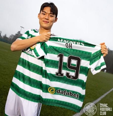 South Korean football player Oh Hyeon-gyu poses with his new uniform for Celtic after signing with the Scottish Premiership club, in this photo captured from Celtic's Twitter page on Jan. 26, 2023. (PHOTO NOT FOR SALE) (Yonhap)