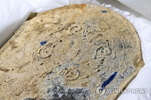 일본 나라 4세기 고분서 방패형 청동거울·2.37ｍ 철검 출토