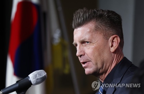 Colin Bell, head coach of the South Korean women's national football team, speaks at a press conference at the Korea Football Association House in Seoul on Jan. 26, 2023. (Yonhap)
