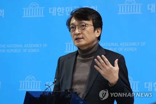 Rep. Kim Eui-kyeom of the main opposition Democratic Party speaks to reporters at the National Assembly on Jan. 30, 2023, after the presidential office sued him on libel charges against the first lady. (Yonhap)
