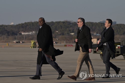 وصول وزير الدفاع الأمريكي الى كوريا الجنوبية