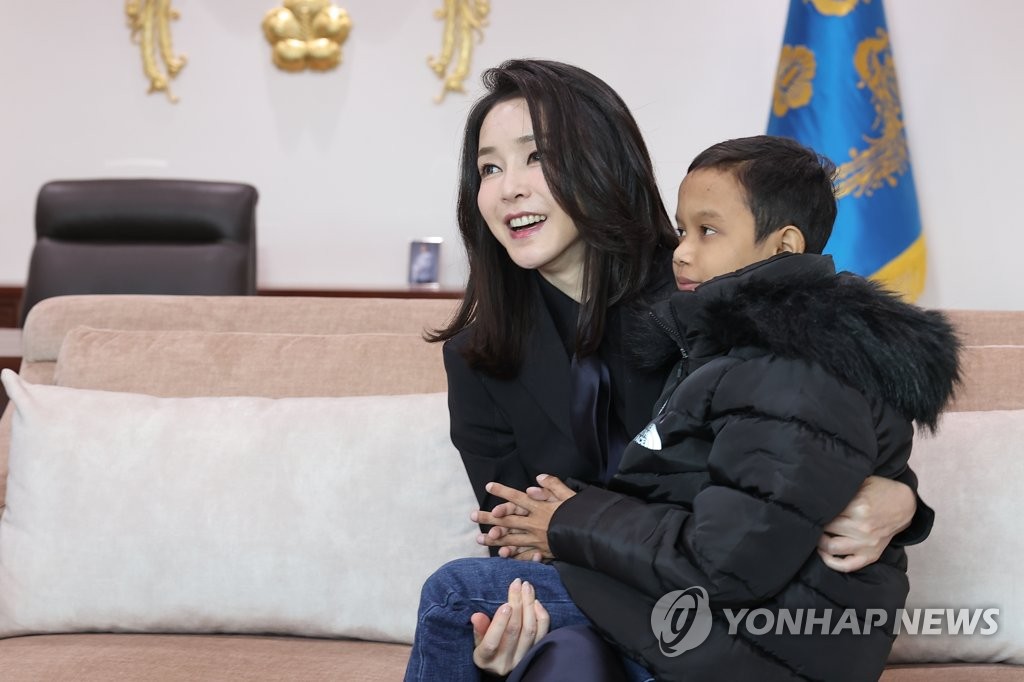 '캄보디아 환아' 로타 안아주는 김건희 여사