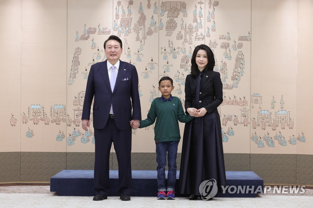 '캄보디아 환아' 로타 초청한 윤석열 대통령 부부