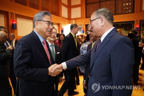 S. Korean FM greets Chinese envoy to U.N.
