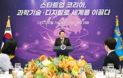 El presidente surcoreano, Yoon Suk Yeol, realiza un discurso, el 2 de febrero de 2022, durante un almuerzo de trabajo con un grupo de emprendedores, en la oficina presidencial, en Seúl.