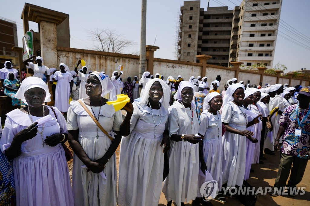 남수단서 프란치스코 교황 기다리는 수녀들