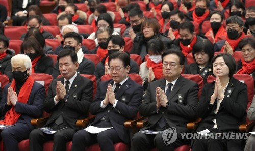 追悼式に出席した金振杓国会議長（左から２人目）や李在明氏（同３人目）、鄭鎮碩氏（同４人目）ら＝５日、ソウル（聯合ニュース）