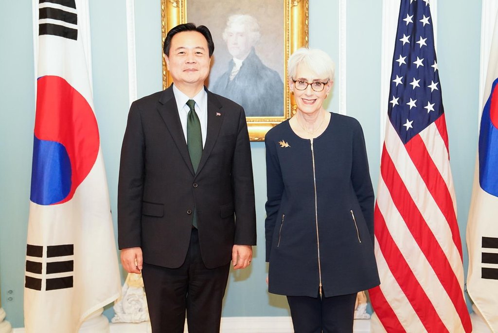 La foto, proporcionada por la Embajada de Corea del Sur ante EE. UU., muestra al primer viceministro de Asuntos Exteriores surcoreano, Cho Hyun-dong (izda.), y la subsecretaria de Estado de EE. UU., Wendy Sherman, posando para una fotografía, durante sus conversaciones bilaterales celebradas, el 14 de febrero de 2023 (hora local), en la capital estadounidense, Washington. (Prohibida su reventa y archivo)