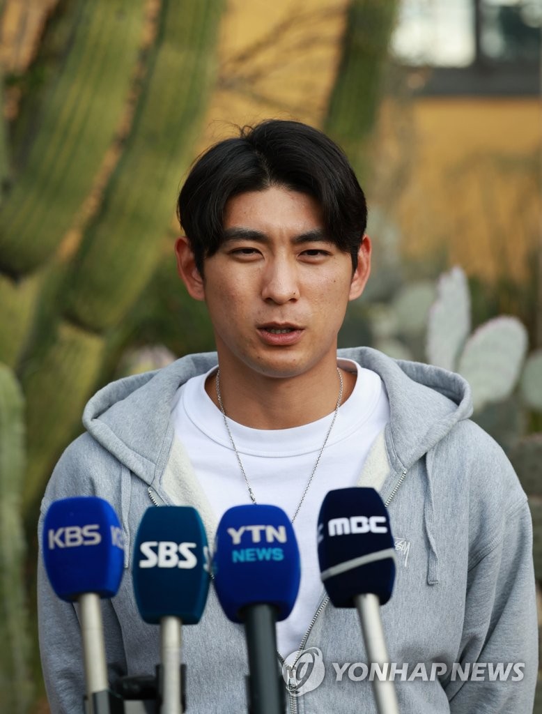South Korean outfielder Lee Jung-hoo speaks to reporters at Westward Look Wyndham Grand Resort & Spa in Tucson, Arizona, on Feb. 14, 2023, before joining the national team training camp for the World Baseball Classic. (Yonhap)