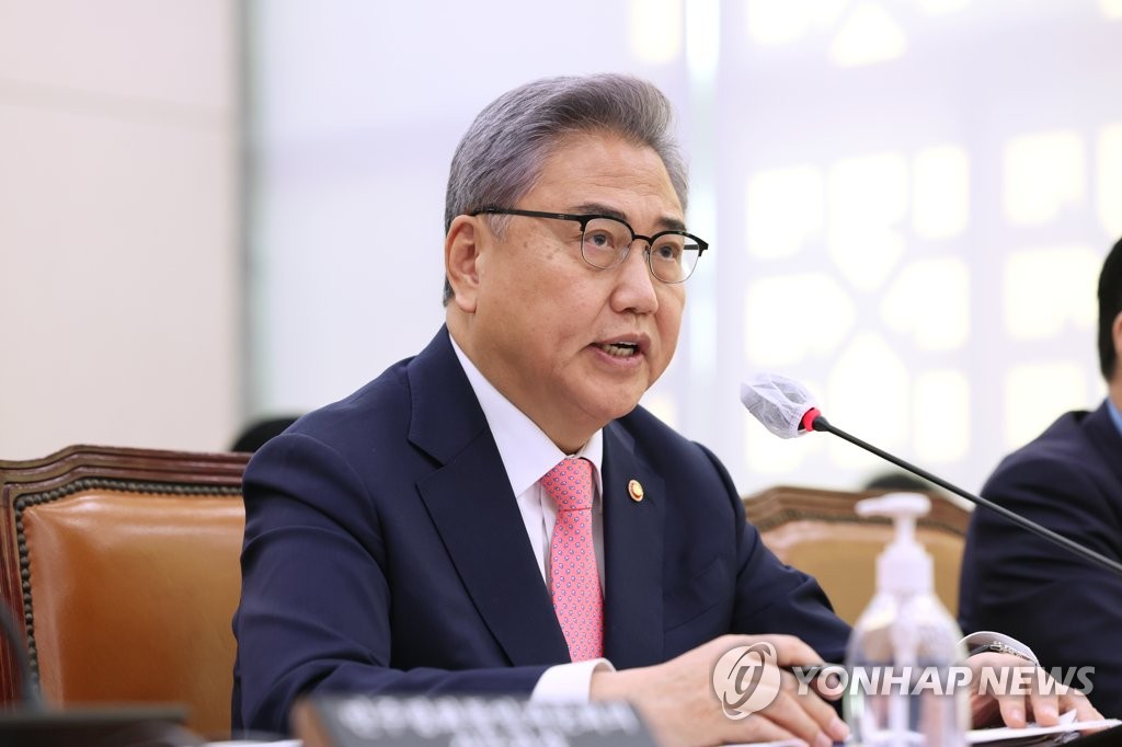 国会外交統一委員会で議員の質問に答える朴長官＝１５日、ソウル（聯合ニュース）