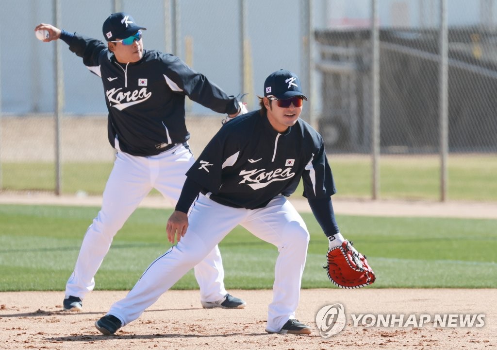 South Korean first baseman Park Byung-ho (R) takes part in a fielding drill during a practice session for the World Baseball Classic at Kino Sports Complex in Tucson, Arizona, on Feb. 15, 2023. (Yonhap)