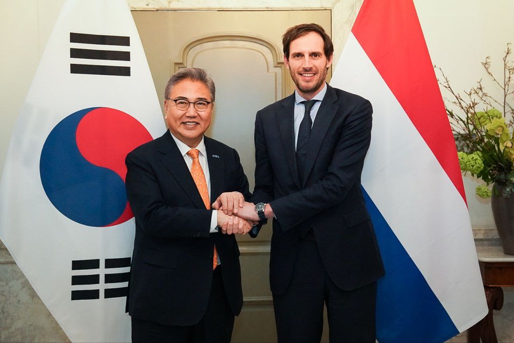 South Korean Foreign Minister Park Jin (L) and his Dutch counterpart, Wopke Hoekstra, pose for a commemorative photo at their strategic dialogue meeting in The Hague on Feb. 16, 2023, in this photo released by Park's ministry. (PHOTO NOT FOR SALE) (Yonhap)